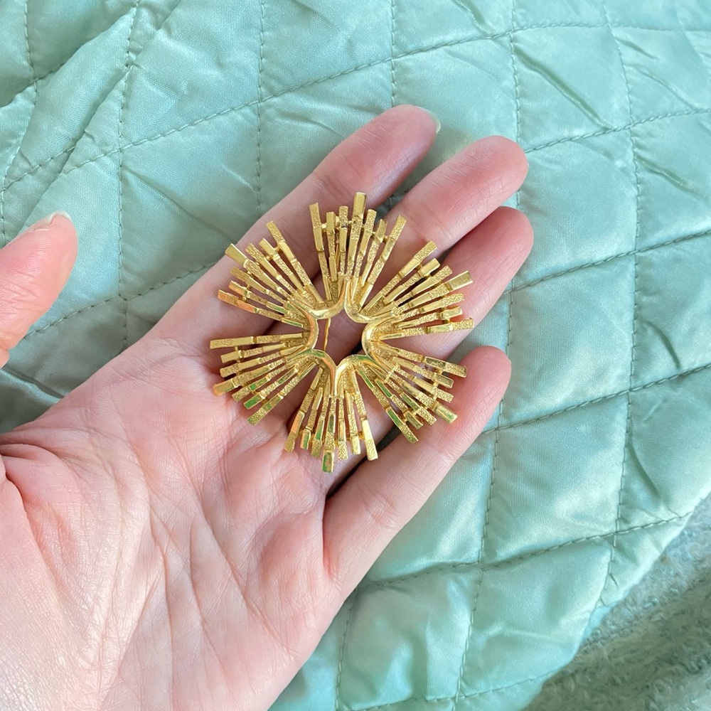 Vintage Elegant Gold tone Starburst Brooch - Picture 2 of 2